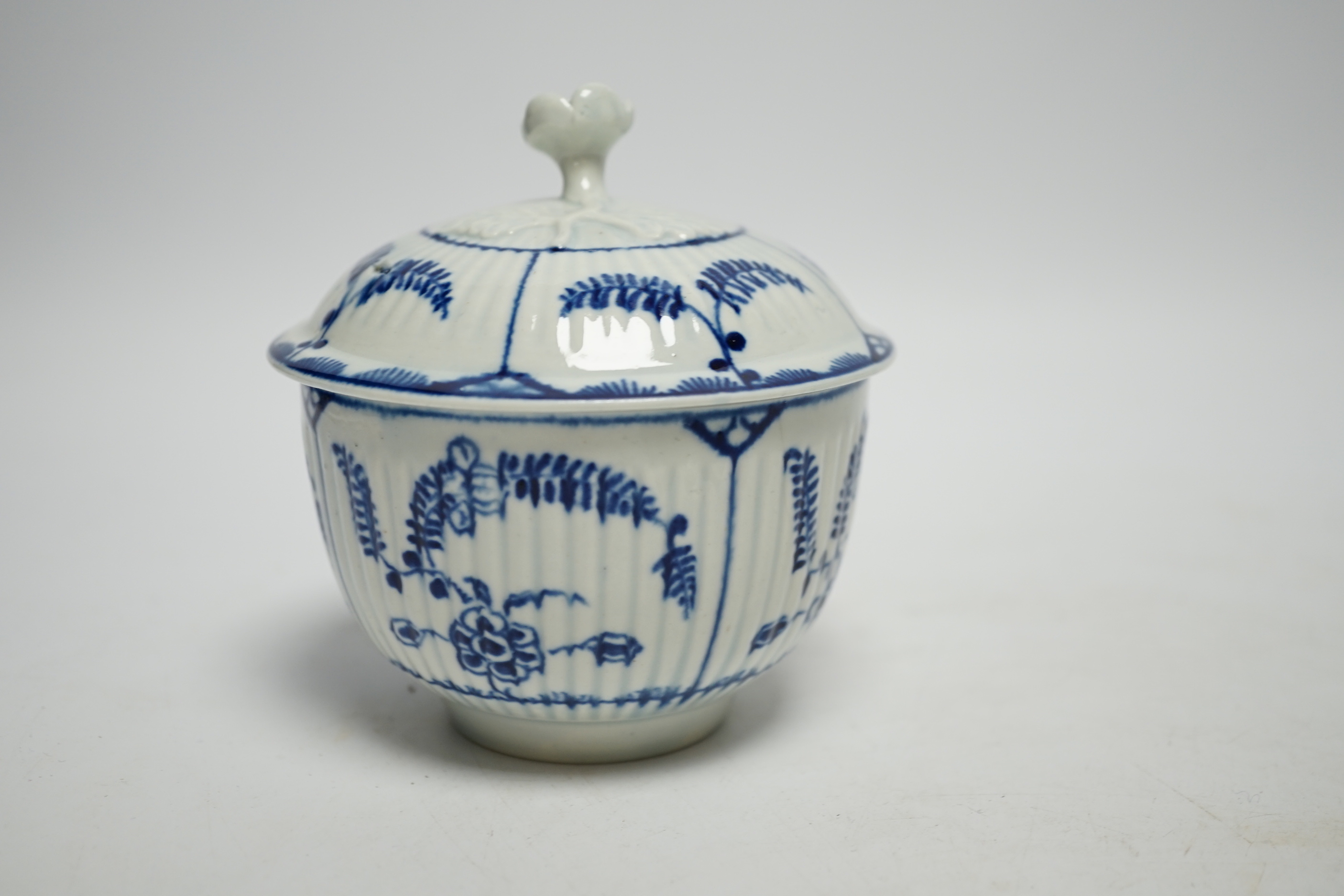 An 18th century Worcester Immortelle pattern sugar bowl and cover and a bat saucer dish, saucer dish 16cm diameter